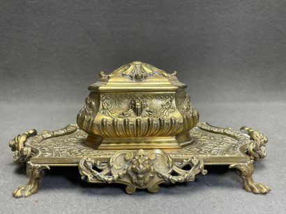 Coffret , encrier et chevalet en bronze doré....