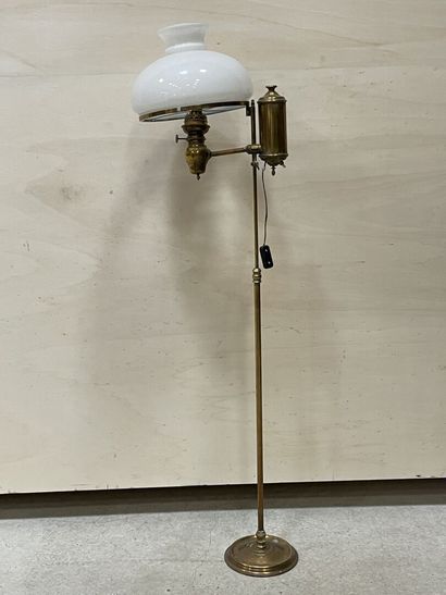 Lampadaire à pétrole en laiton transformée...