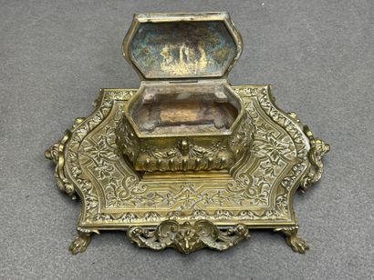 Coffret , encrier et chevalet en bronze doré....