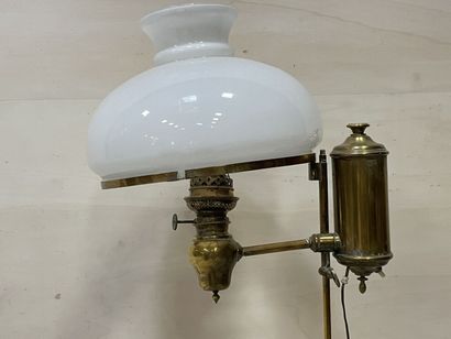 Lampadaire à pétrole en laiton transformée...