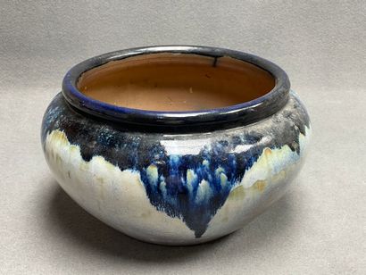 Grand cache pot en grès émaillé. 
H. :24...