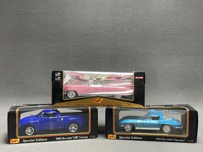 MAISTO.
Trois véhicules au 1/18ème en carton...