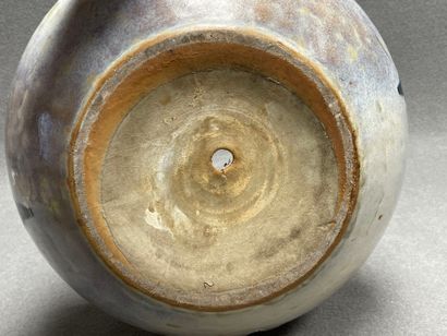 Grand cache pot en grès émaillé. 
H. :24...