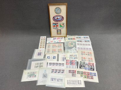 Lot de timbres de collection MONACO et écussons...