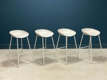 Quatre tabourets de bar modernes
H. :84 cm....