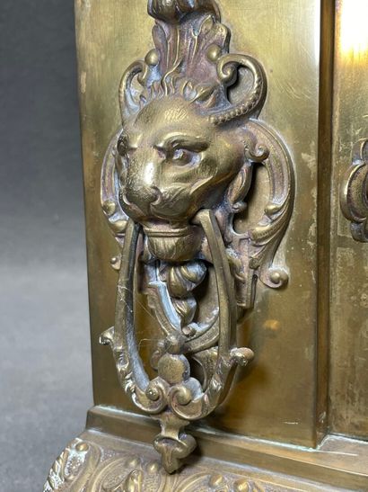 Pendule en bronze néo-renaissance. 
Fin XIX°
H....