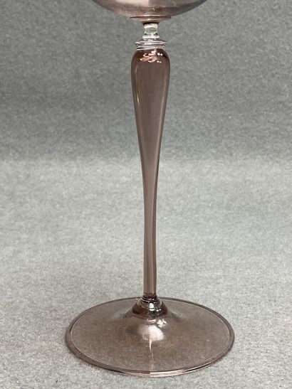 Grand verre sur pied en verre mauve
H. :30...