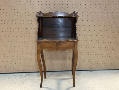 30
Chevet à un tiroir. 
79 x 42 x 27 cm.