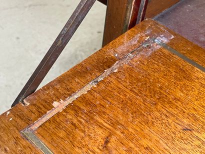 Table à thé anglaise, à volets. 
76 x 85...