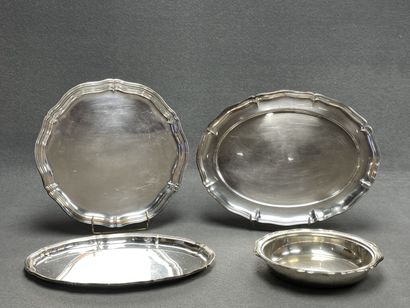 Deux plats ovales, plat rond et plat creux....