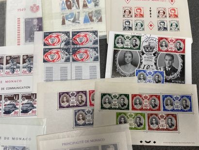 Lot de timbres de collection MONACO et écussons...