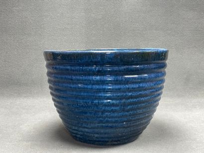 Jardinière en terre cuite émaillée bleu.
H:...