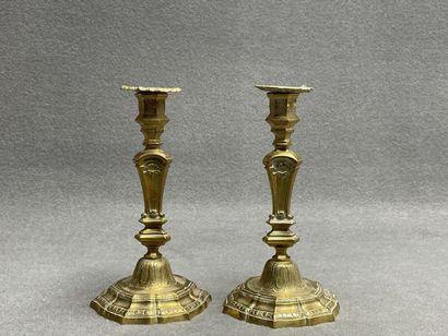 Paire de bougeoirs en bronze XVIII°. 
H....