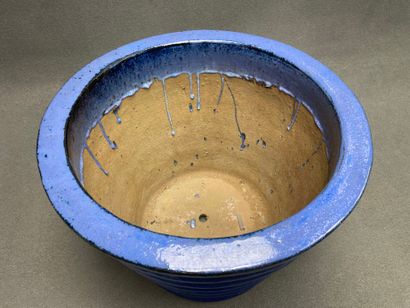 Jardinière en terre cuite émaillée bleu.
H:...