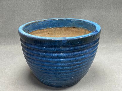 Jardinière en terre cuite émaillée bleu.
H:...
