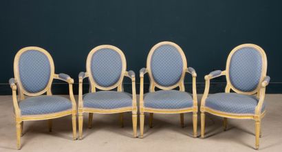 Deux paires de fauteuils médaillons, rechampis...