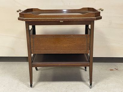 Table à thé anglaise, à volets. 
76 x 85...
