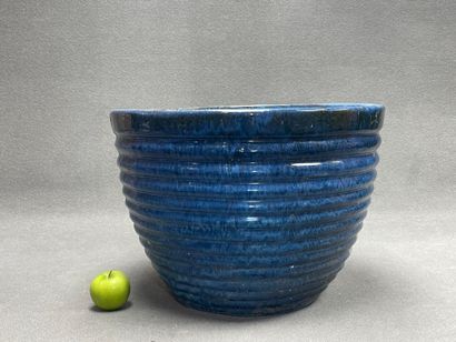 Jardinière en terre cuite émaillée bleu.
H:...
