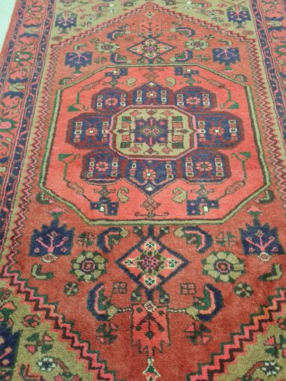 Tapis d'Iran.
Tissé main.
193 x 125 cm