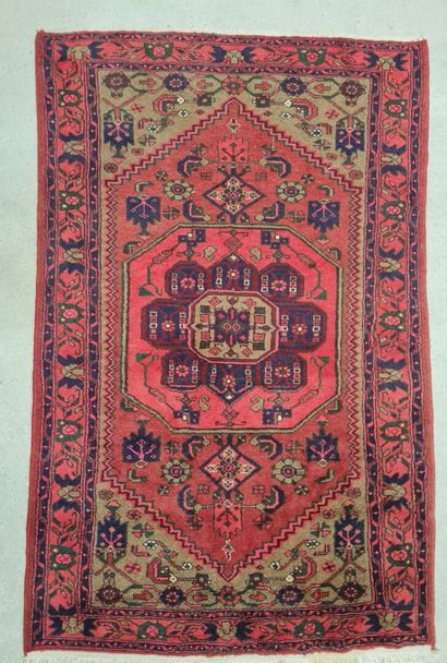 Tapis d'Iran.
Tissé main.
193 x 125 cm