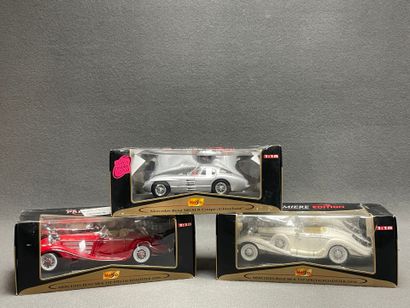 MAISTO.
Trois véhicules au 1/18ème en carton...