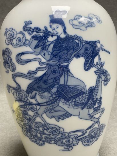 Vase en porcelaine de Chine. 
H. :35 cm.