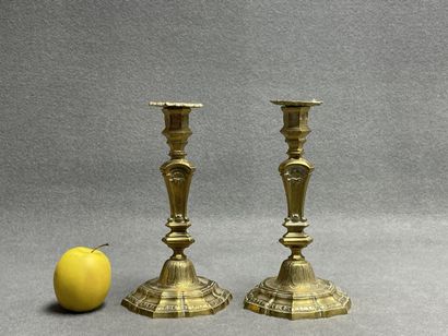 Paire de bougeoirs en bronze XVIII°. 
H....