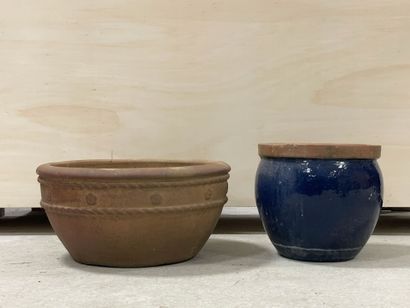 Deux cache-pot en terre cuite. 
H. :33 cm....