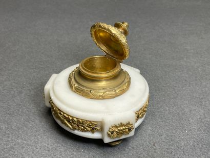 Coffret , encrier et chevalet en bronze doré....