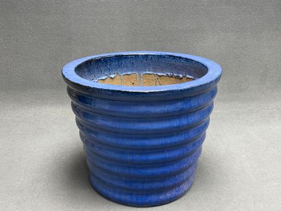 Jardinière en terre cuite émaillée bleu.
H:...