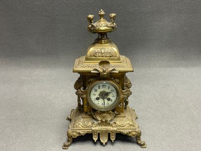 Pendule en bronze néo-renaissance. 
Fin XIX°
H....