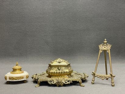 Coffret , encrier et chevalet en bronze doré....