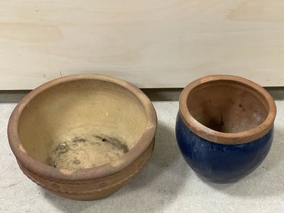 Deux cache-pot en terre cuite. 
H. :33 cm....