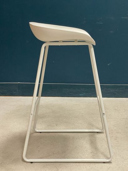Quatre tabourets de bar modernes
H. :84 cm....