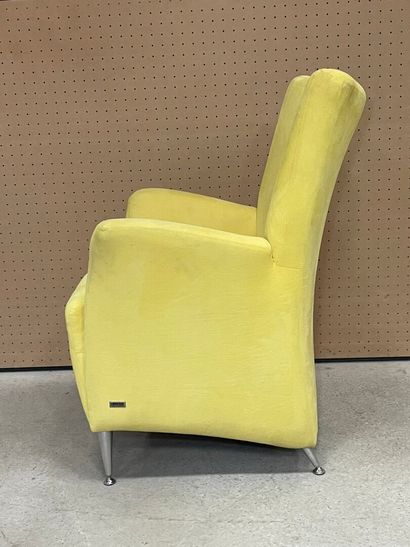 Laauser. 
Fauteuil jaune années 1990
H. :94...