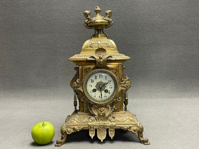 Pendule en bronze néo-renaissance. 
Fin XIX°
H....