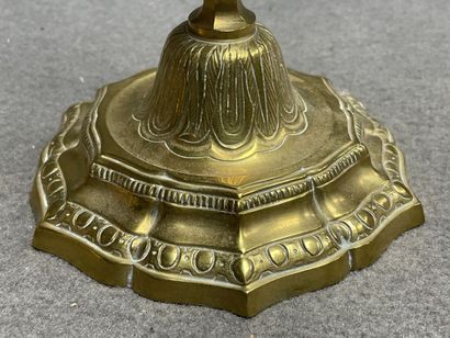 Paire de bougeoirs en bronze XVIII°. 
H....