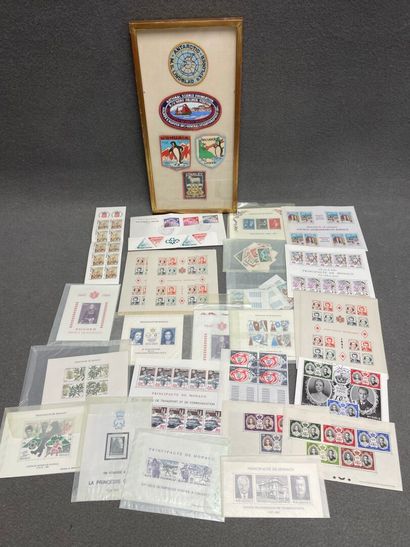 Lot de timbres de collection MONACO et écussons...
