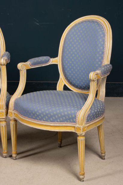 Deux paires de fauteuils médaillons, rechampis...