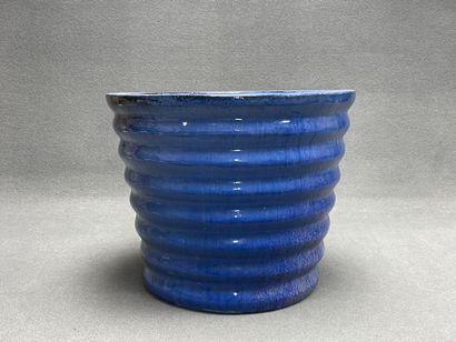 Jardinière en terre cuite émaillée bleu.
H:...