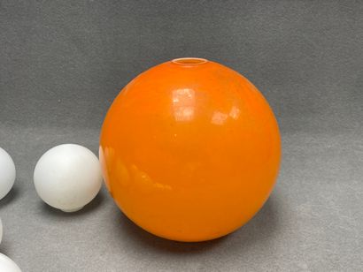 Grand globe en verre orange, sept globes...
