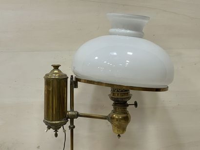 Lampadaire à pétrole en laiton transformée...