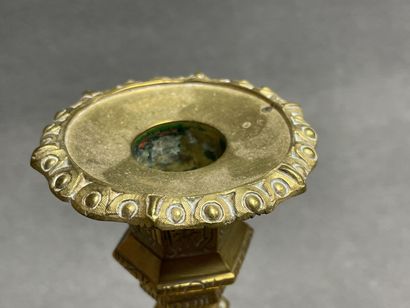 Paire de bougeoirs en bronze XVIII°. 
H....