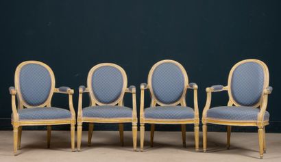 Deux paires de fauteuils médaillons, rechampis...