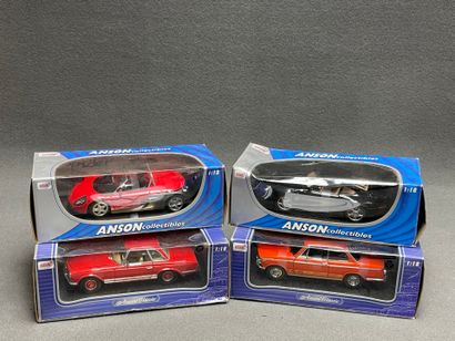 ANSON. 
Quatre véhicules au 1/18ème en carton...