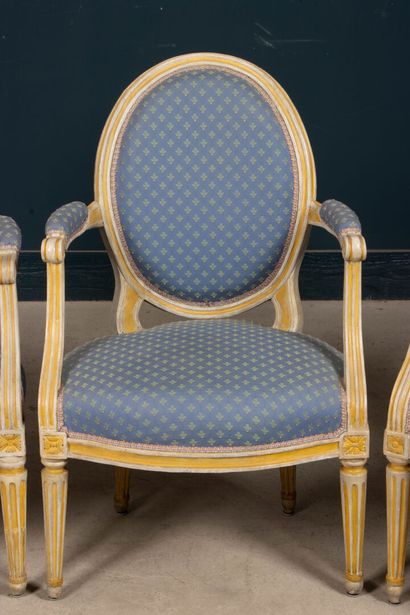 Deux paires de fauteuils médaillons, rechampis...