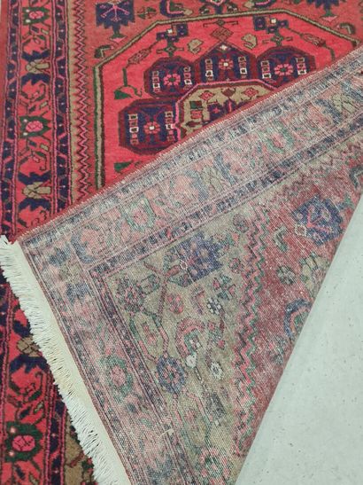 Tapis d'Iran.
Tissé main.
193 x 125 cm