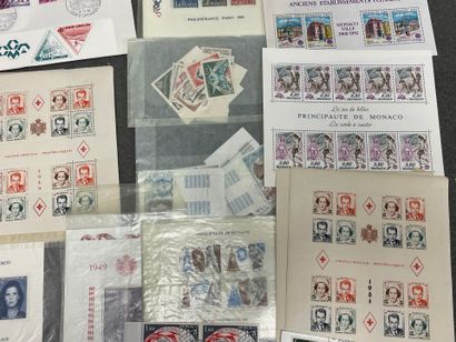 Lot de timbres de collection MONACO et écussons...