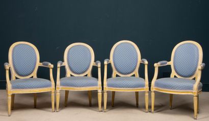 Deux paires de fauteuils médaillons, rechampis...