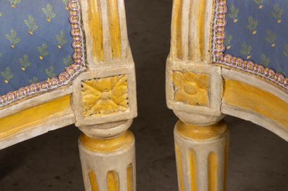 Deux paires de fauteuils médaillons, rechampis...